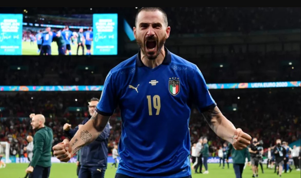 Евро-2020: стюард спутала игрока Италии с фанатом и не пускала его на поле (видео)