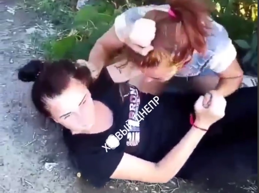 В Днепре девушки таскали друг друга за волосы и дрались из-за парня (видео)