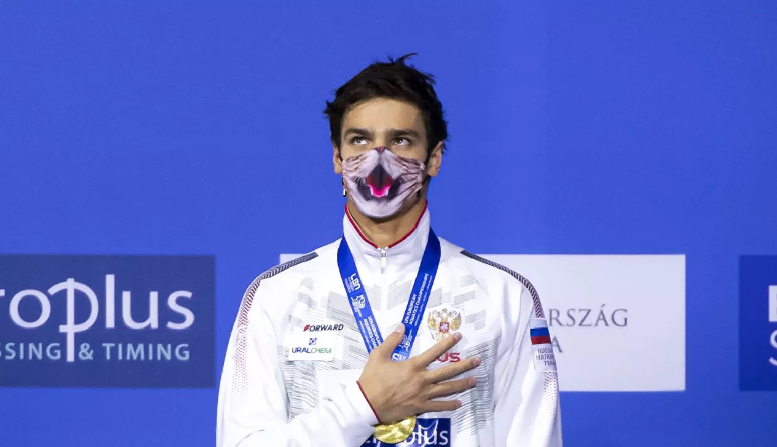 Олимпийскому чемпиону из России не дали выйти на награждение в маске с котом