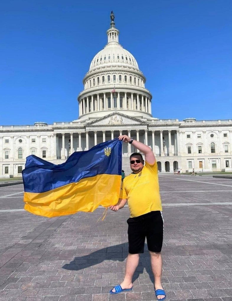 «Слуга народа» позировал на фоне Капитолия в шлепанцах и с флагом Украины (фото)