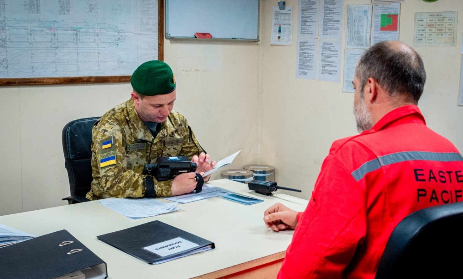 Украина запретила въезд 12 российским морякам с документами из Крыма