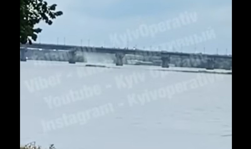 В Киеве на мосту Патона прорвало трубу (видео)