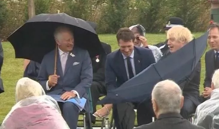 Борис Джонсон рассмешил принца Чарльза зонтом на открытии мемориала погибшим полицейским (фото, видео) - 1 - изображение