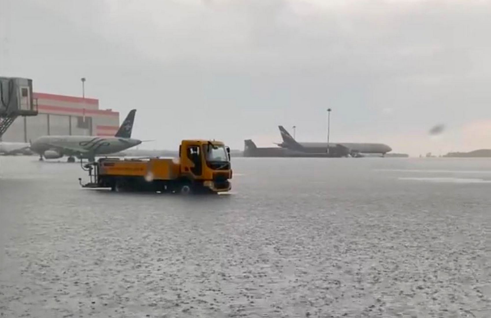 Ливень затопил лётное поле в Шереметьево (видео)