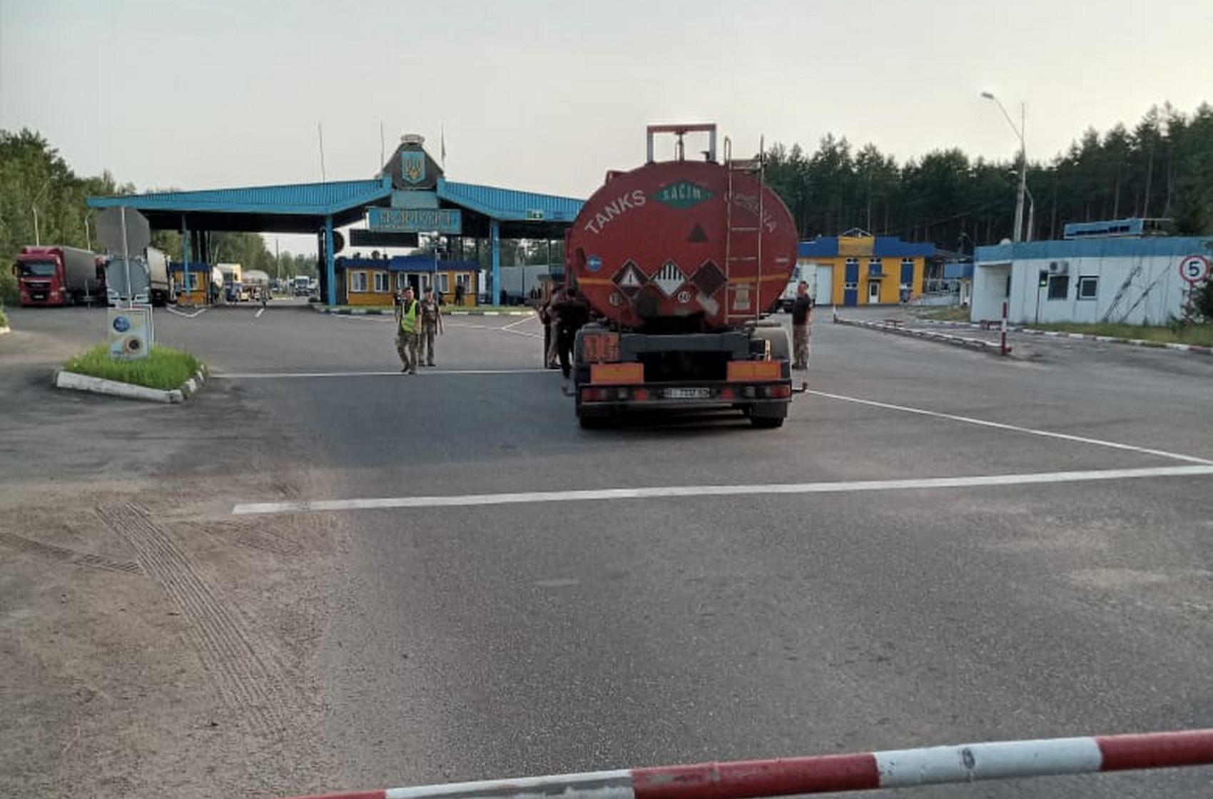 На границе между Беларусью и Украиной пьяный дальнобойщик снёс шлагбаум (видео)