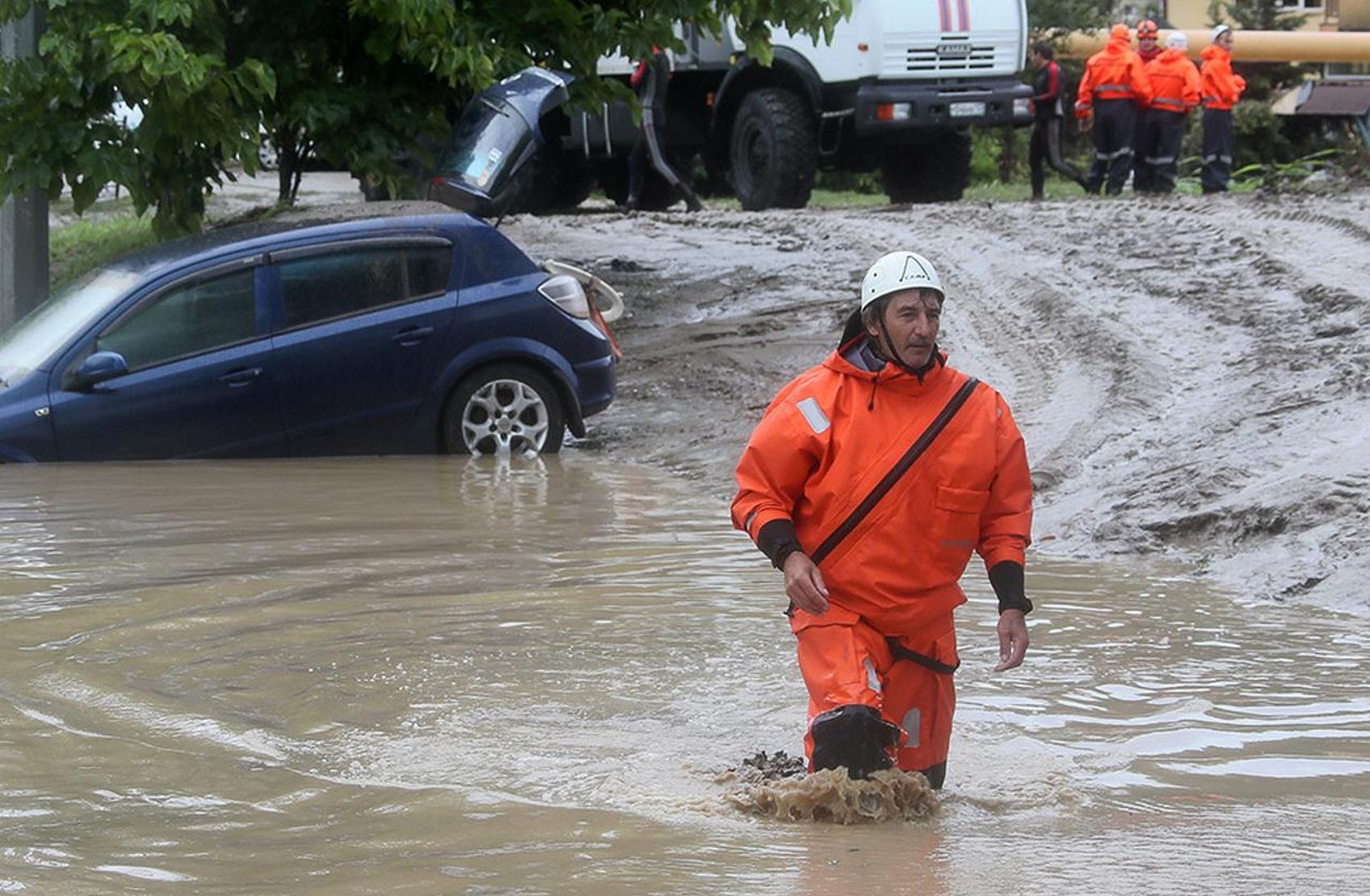 В Адлере и Сочи прошёл мощный ливень: затоплены дома, вышла из берегов река, водой уносит машины (видео)
