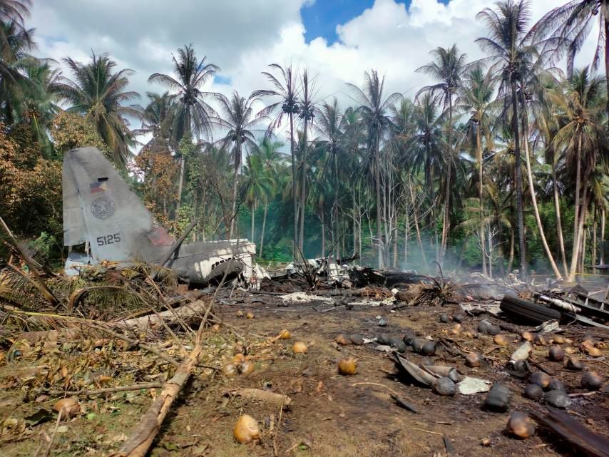 На Филиппинах рухнул самолёт с 92 людьми на борту (фото, видео) - 1 - изображение