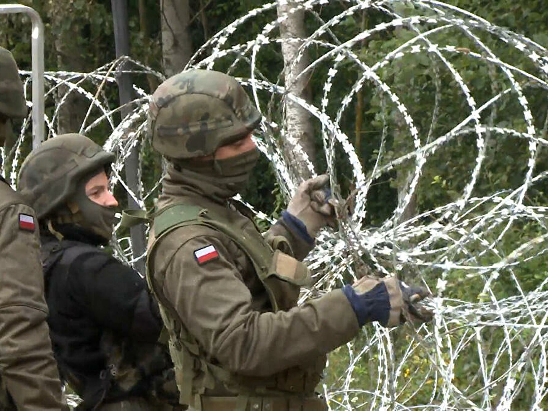 13 человек сломали новый забор на границе Польши и Беларуси (фото)