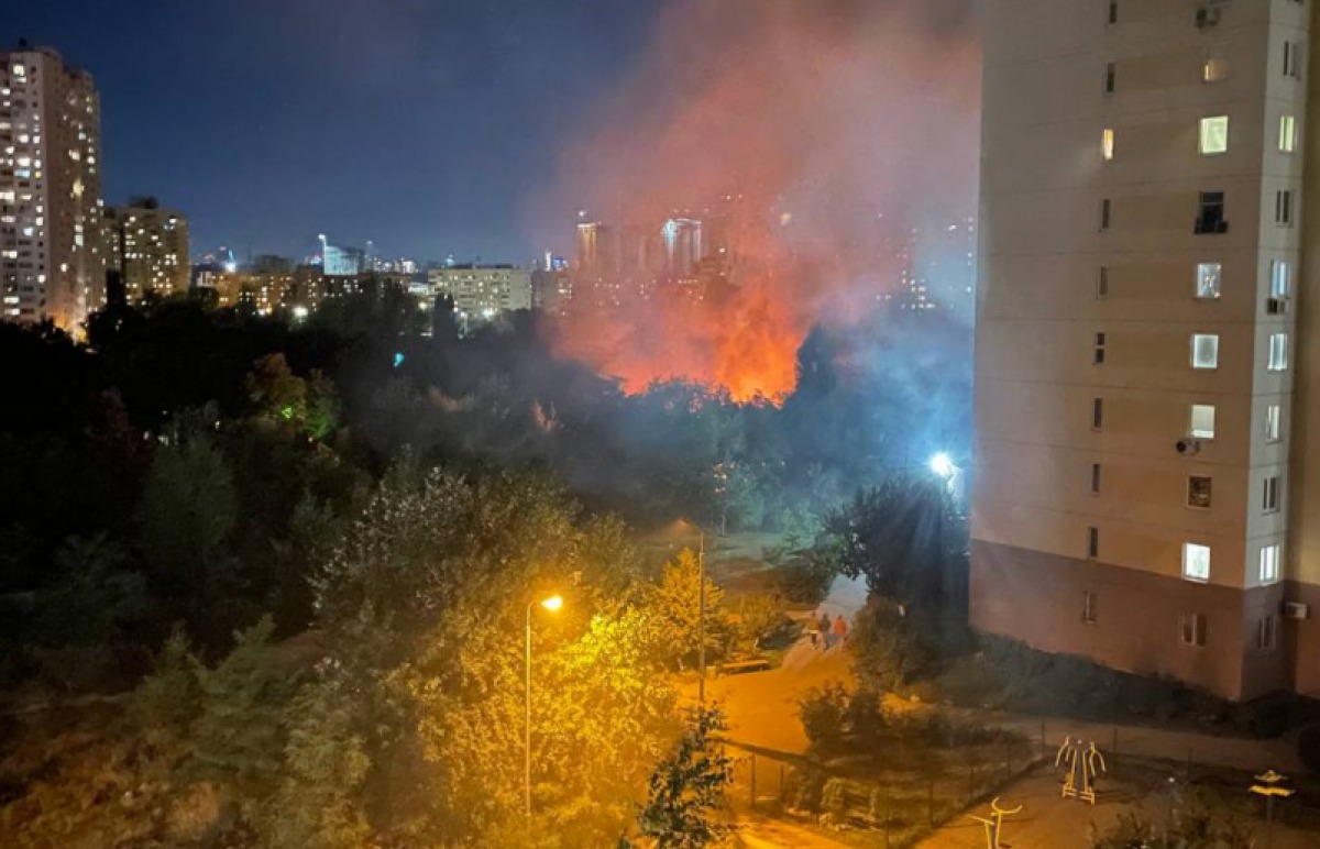 В Киеве на Позняках загорелся частный дом (видео)