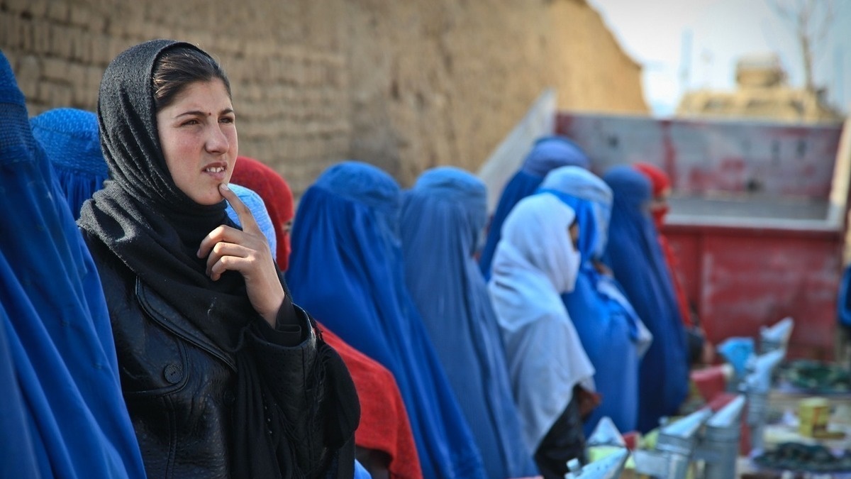 Талибы запрещают девушкам идти на работу и используют их в качестве рабынь — СМИ