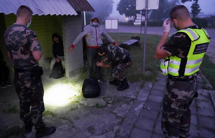 ЕС созвал экстренную встречу глав МВД из-за мигрантов на границе с Беларусью