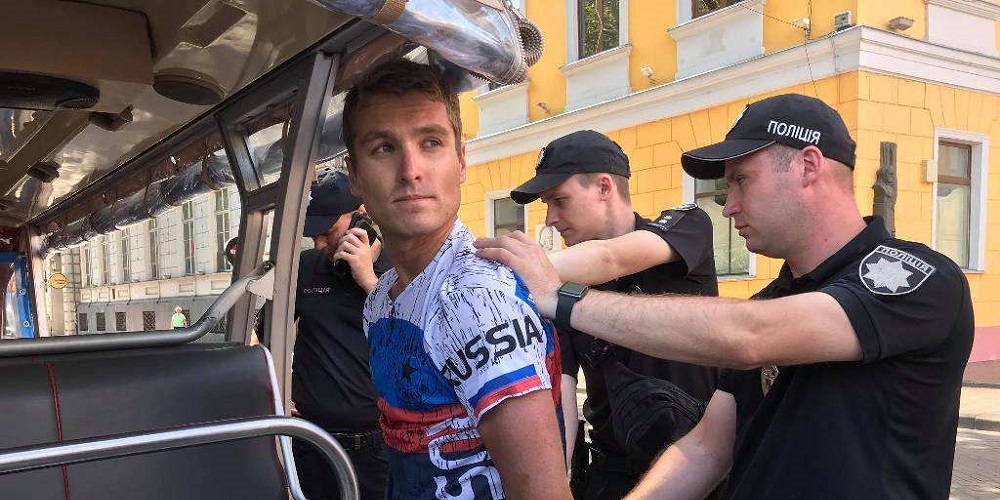 В Одессе с задержанного американца сняли футболку с флагом РФ (фото)
