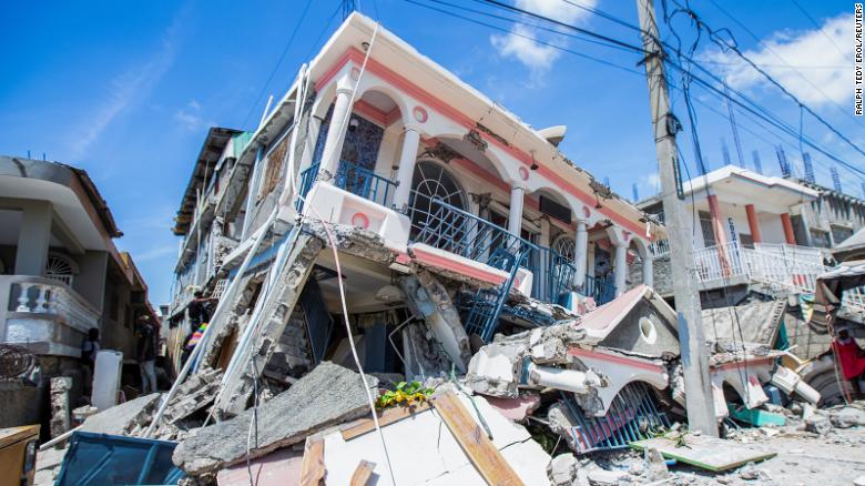 1 300 человек погибли: объявлено чрезвычайное положение после землетрясения на Гаити (фото, видео)