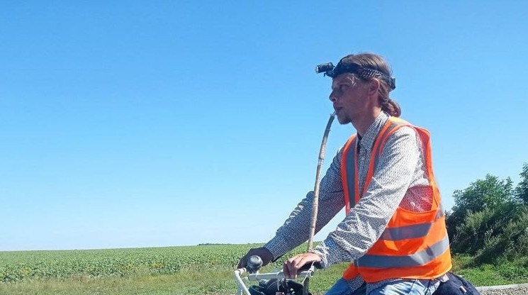 Мужчина из Николаева проехал почти 600 км на велосипеде, играя на флейте Гимн Украины