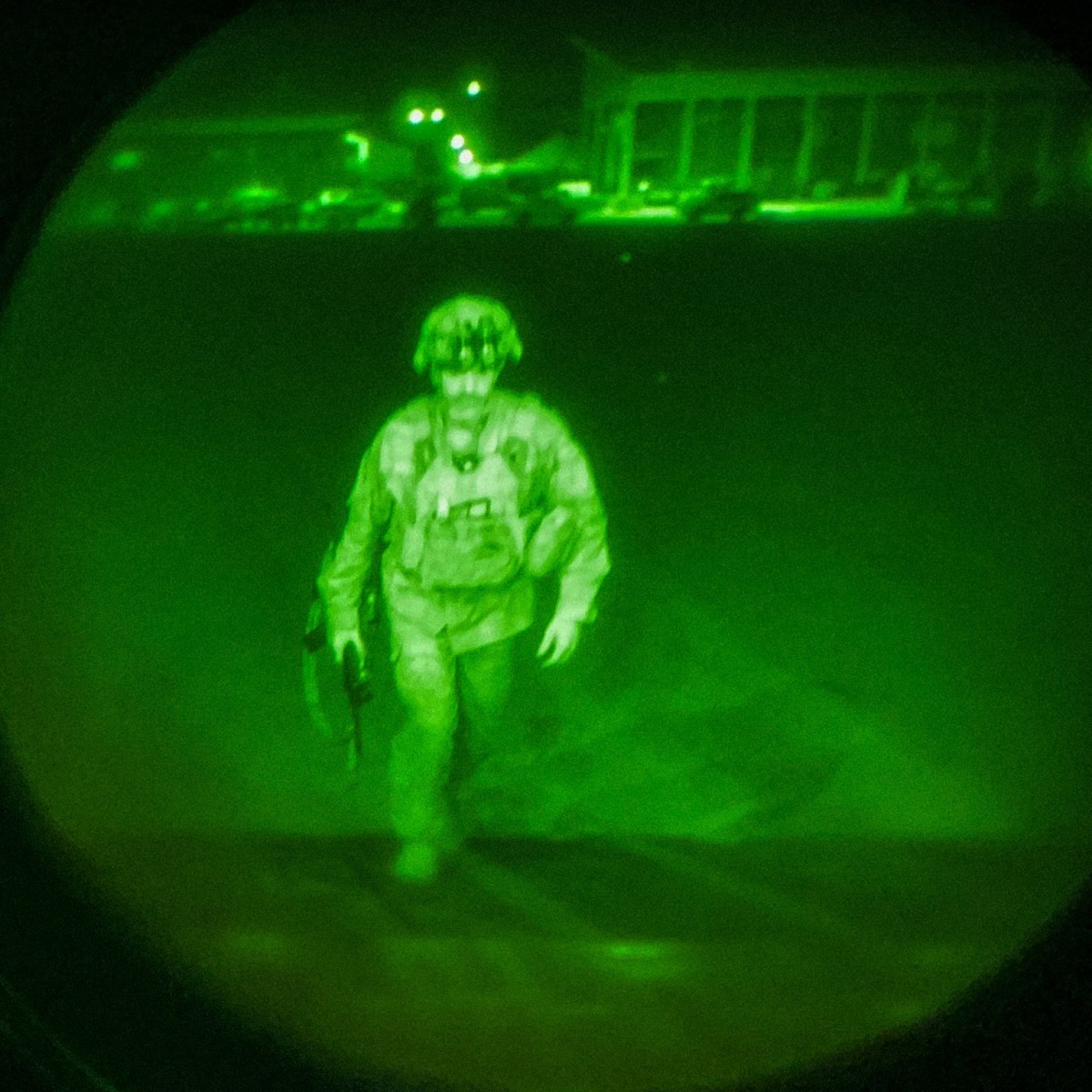 Появилось фото последнего американского солдата, покинувшего Афганистан - 1 - изображение