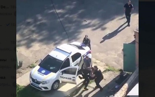 В Белой Церкви драку полицейских засняли на видео