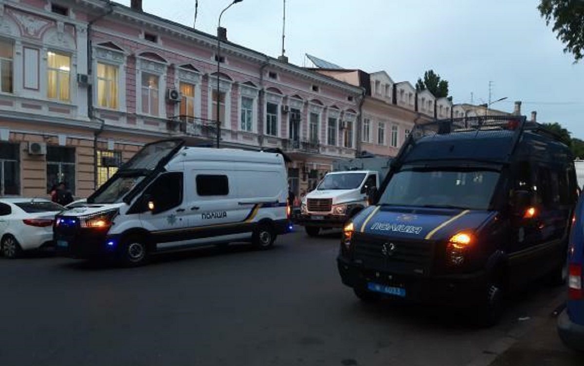 Драка во время ЛГБТ-марша в Одессе: пострадали около 30 полицейских (видео) - 7 - изображение