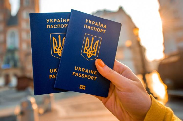 ЕС просит Украину не выдавать по два загранпаспорта
