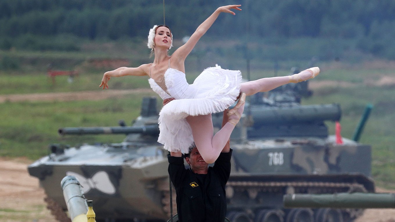 В США назвали «странным» шоу с балеринами на танке в РФ