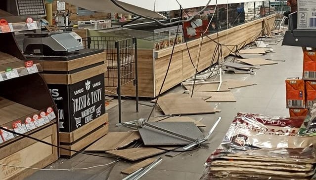В Кривом Роге в супермаркете на людей рухнул потолок: есть пострадавшие (фото)