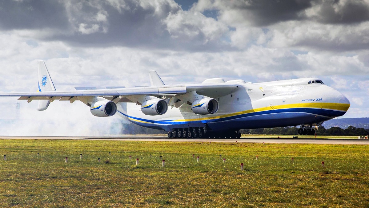 Над Крещатиком пролетел самый большой самолёт в мире (видео)