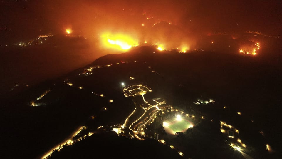 В Греции спасают от лесных пожаров Древнюю Олимпию (фото)