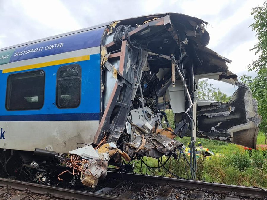 В Чехии столкнулись два поезда. Десятки человек получили ранения (фото)