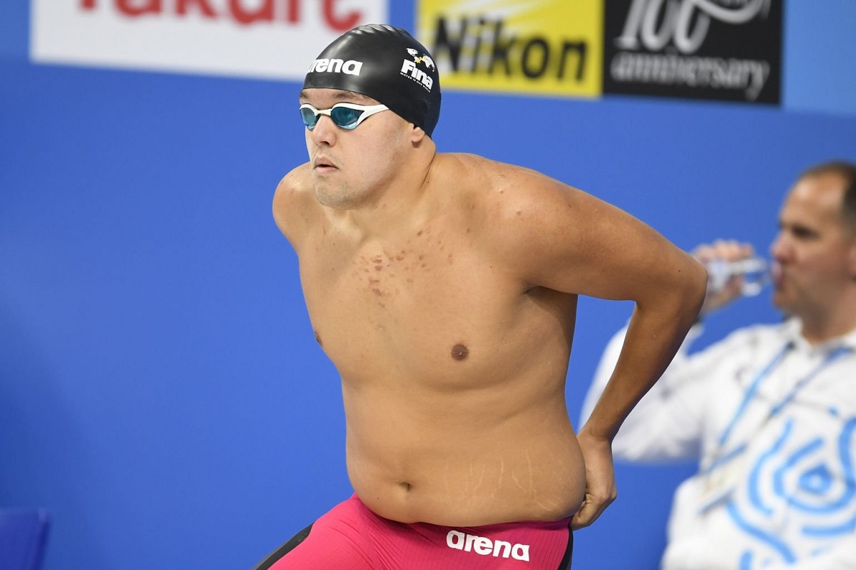 Пловец с животом выступил на Олимпиаде и стал звездой Сети (фото)
