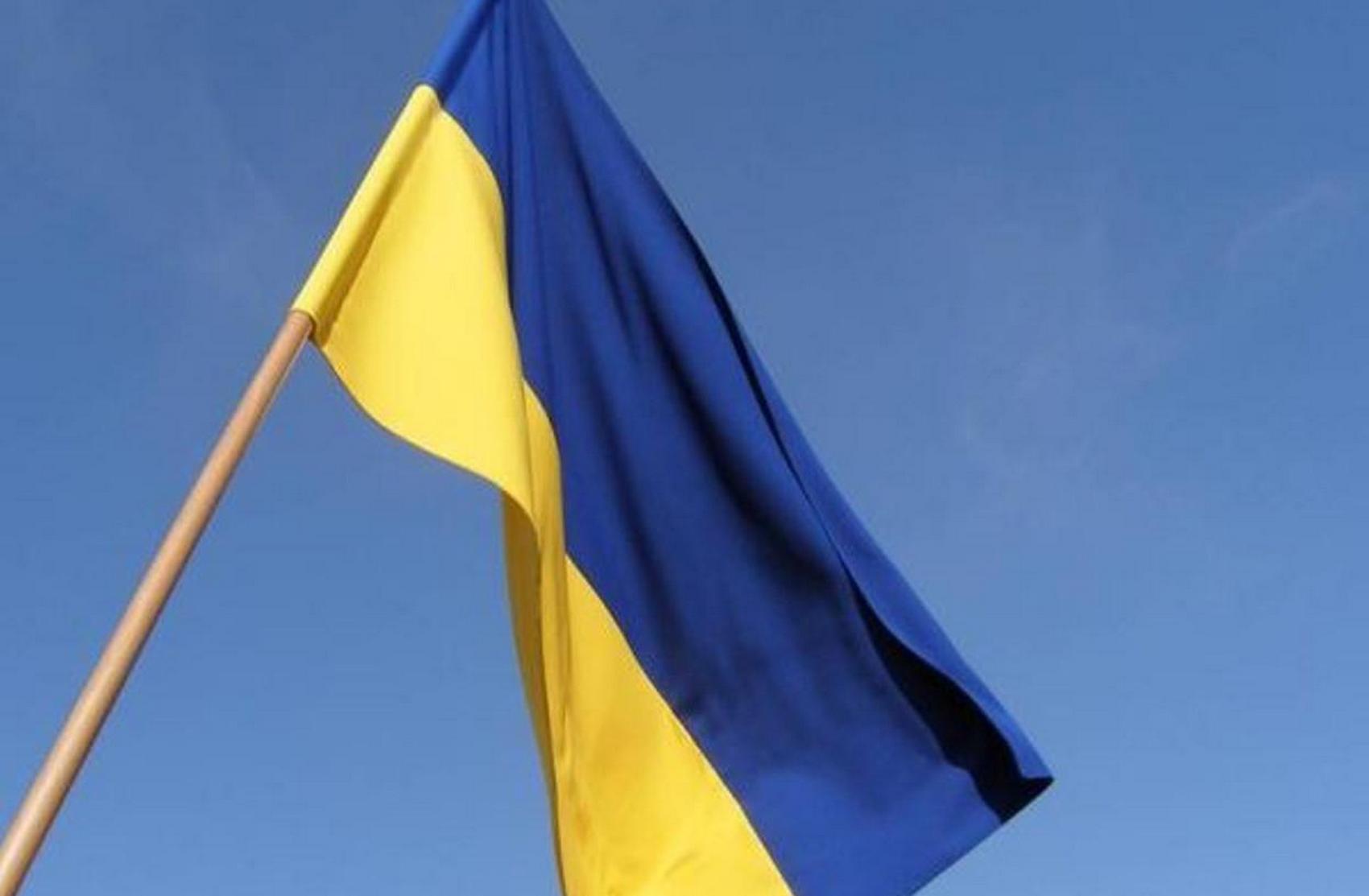 Почему украинский флаг. Флаг Федеративной Республики Украина. Украинский флажок. Украинский флаг на флагштоке. Флаг Украины на палке.