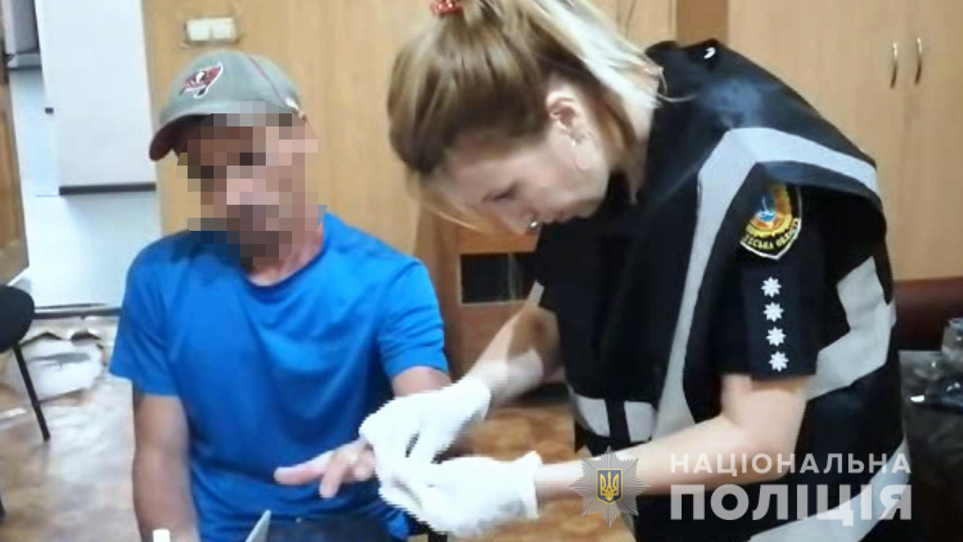 Оскорбил 5-летнюю дочь: в Одессе мужчина убил ножницами соседа (фото, видео)