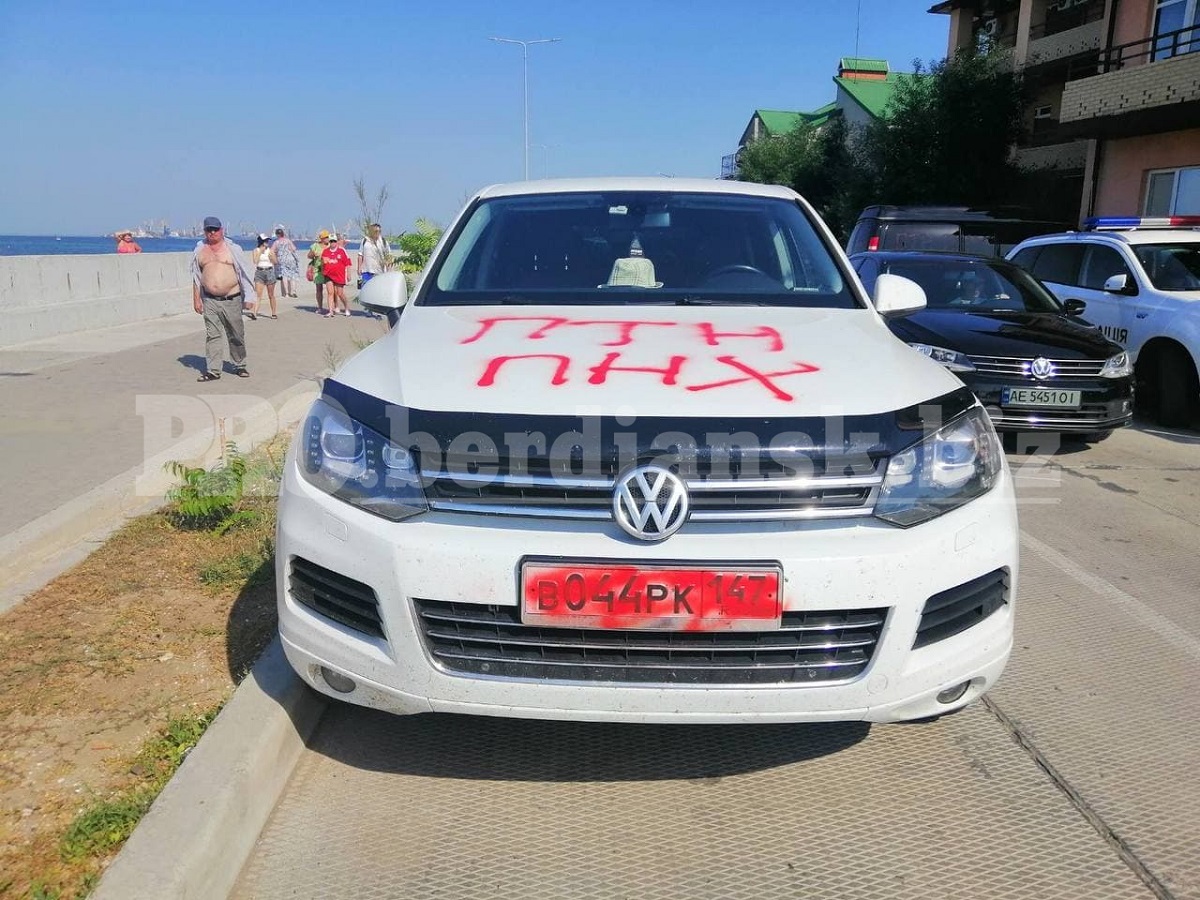 В Бердянске обрисовали авто с российскими номерами