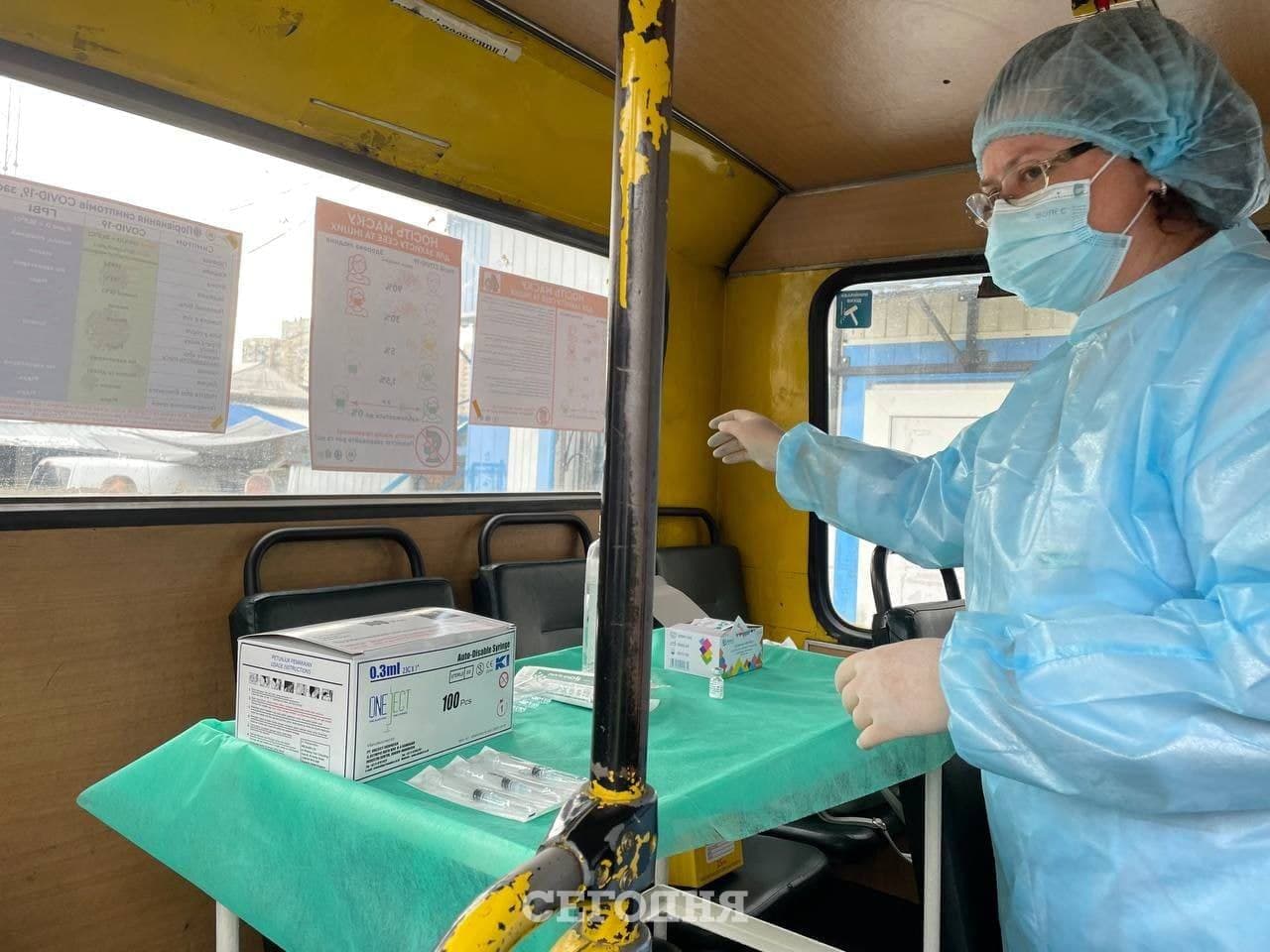 В Сети появились фото, как проходит вакцинация в киевских автобусах