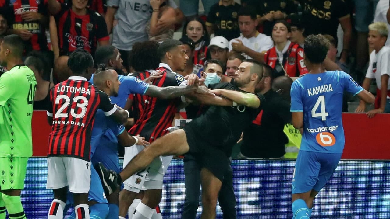 Чемпионат Франции: болельщики выбежали на поле и устроили драку с футболистами (фото, видео)