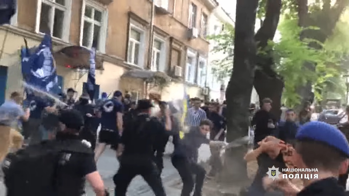 Драка во время ЛГБТ-марша в Одессе: пострадали около 30 полицейских (видео)