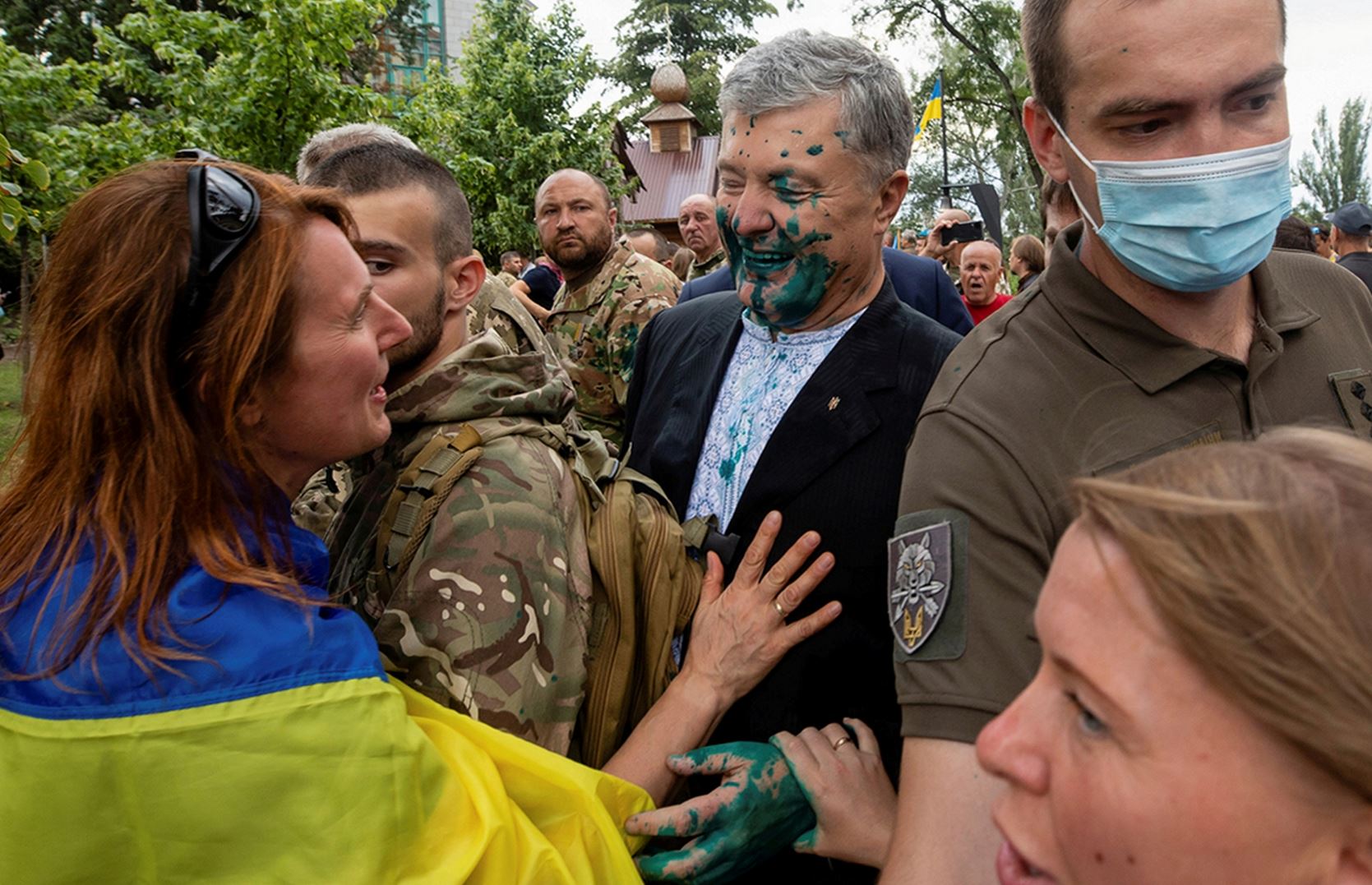 Сторонники Порошенко вымазались зелёнкой в знак поддержки экс-президента (фото)