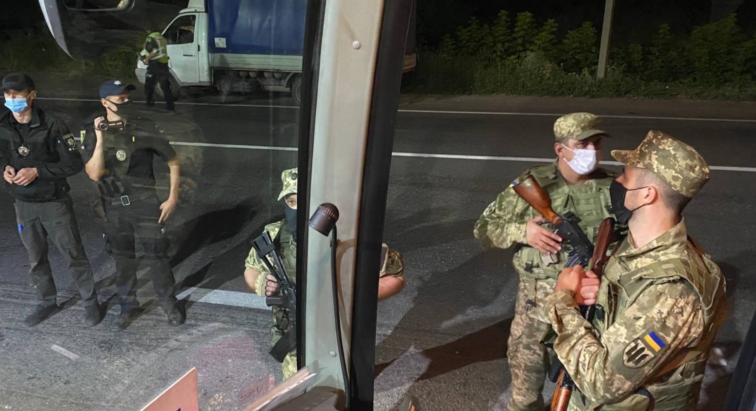 На Харьковщине СБУ блокировала автобусы Нацкорпуса, ехавшие на суд в Киев (фото) - 5 - изображение
