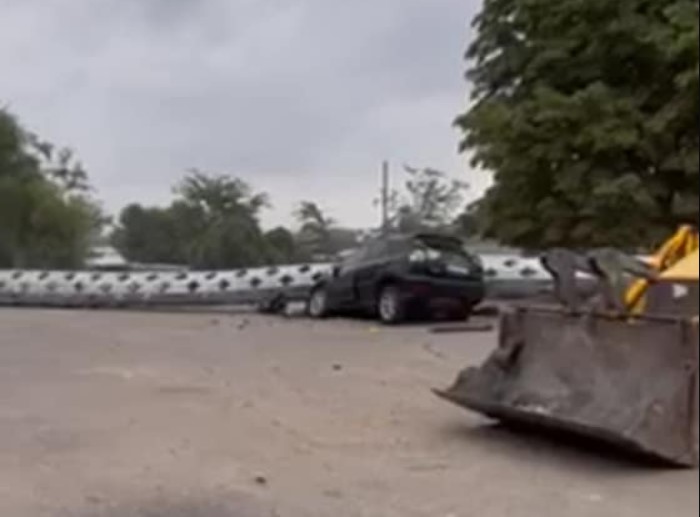 В Херсоне упал на авто флагшток, установленный ко Дню независимости (фото, видео) - 4 - изображение