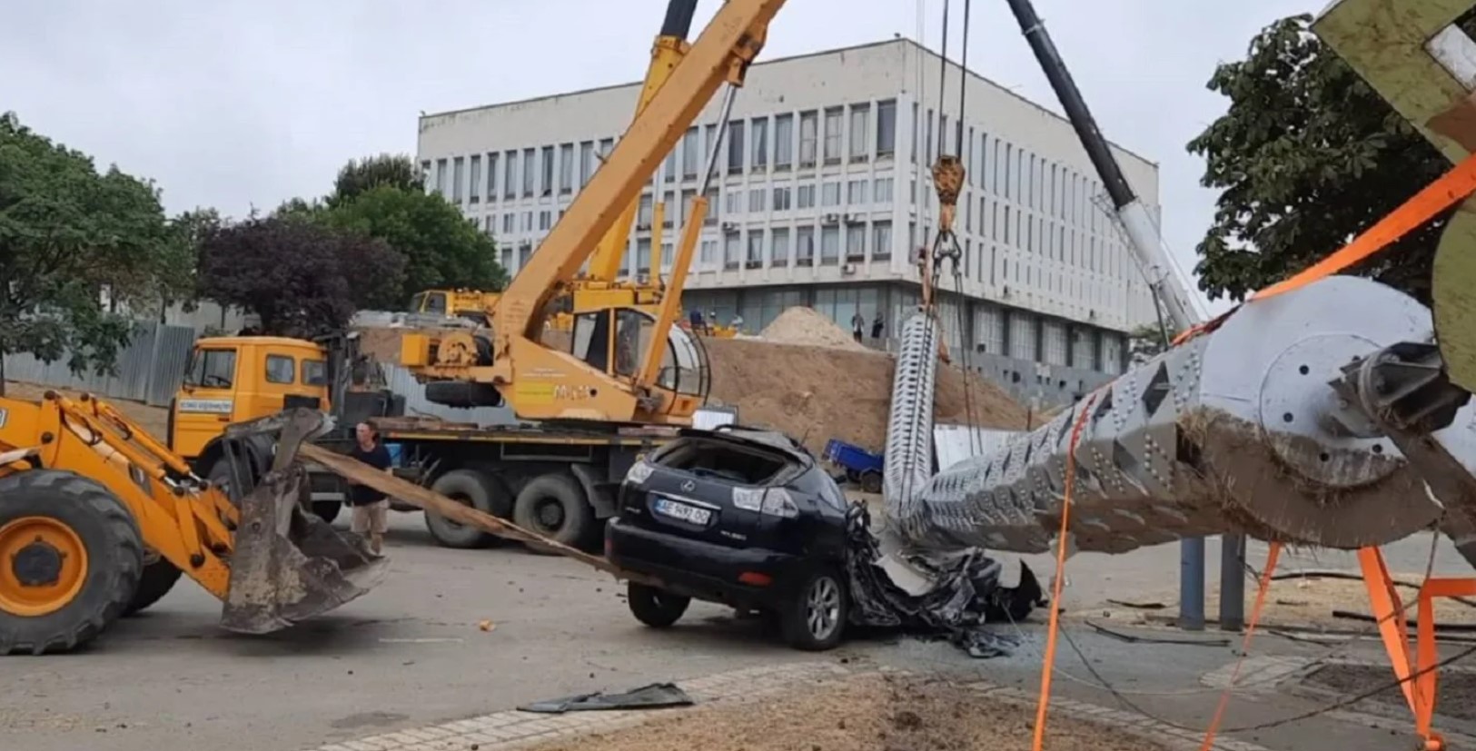 В Херсоне флагшток раздавил Lexus чиновника, который отвечал за его строительство — СМИ - 2 - изображение