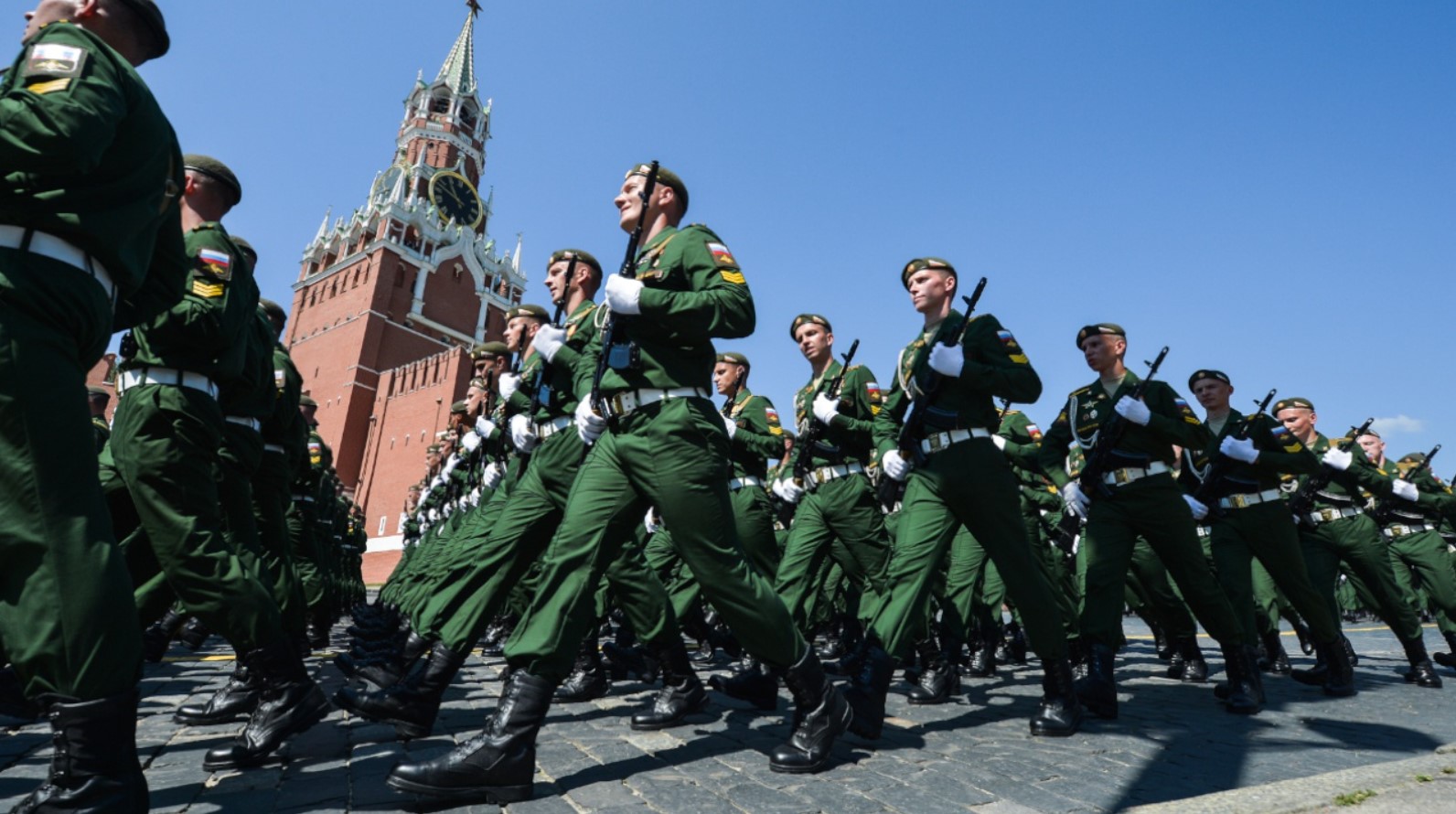 Гордон рассказал об «особом отвращении» к парадам на Красной площади в Москве