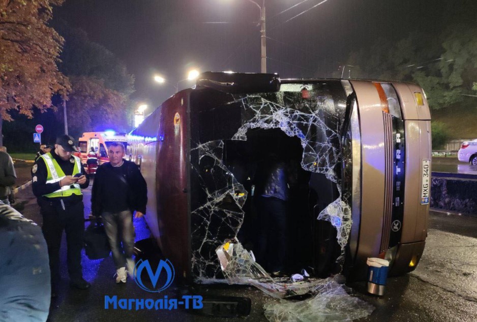 В Киеве перевернулся автобус Кишинев — Москва: 18 пострадавших (фото)