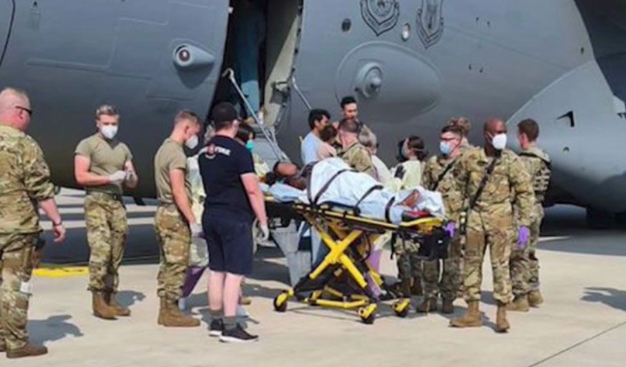 Афганскую девочку, родившуюся на борту ВВС США, назвали в честь самолета