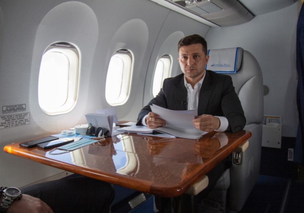 Самолет с Зеленским не смог сесть в Кишиневе и улетел в Одессу