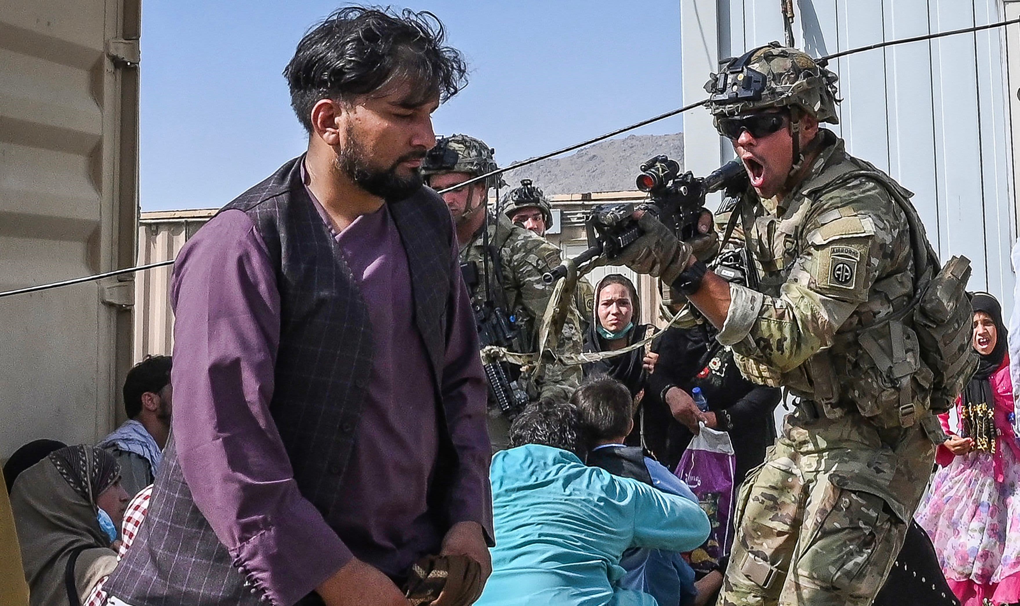 В результате давки и стрельбы в аэропорту Кабула погибли более 40 человек