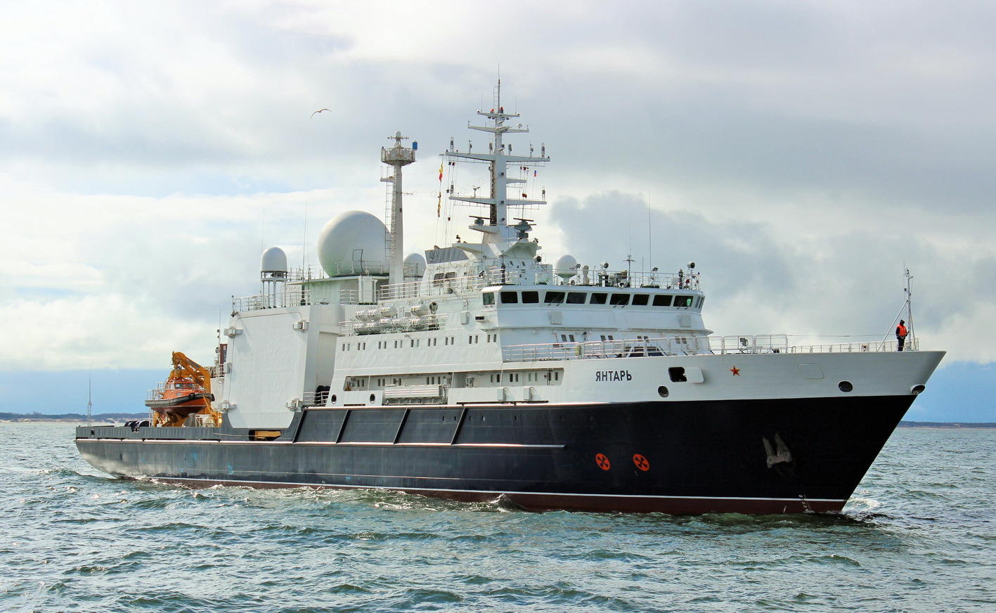 ВМС Ирландии подняты по тревоге из-за российского корабля-разведчика