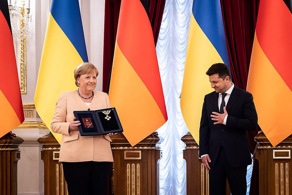 Зеленский наградил Меркель за остановку «российского вторжения»