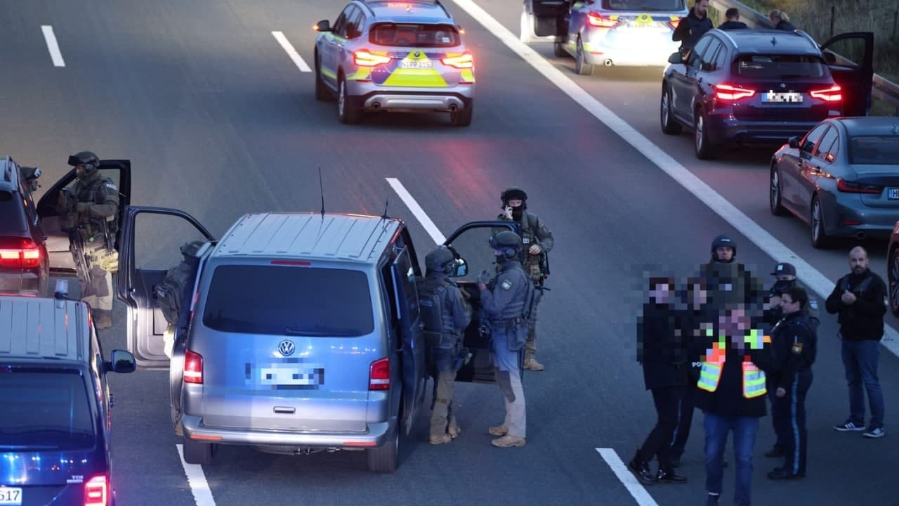 На юге Германии вооружённый мужчина взял в заложники пассажиров туристического автобуса - 1 - изображение