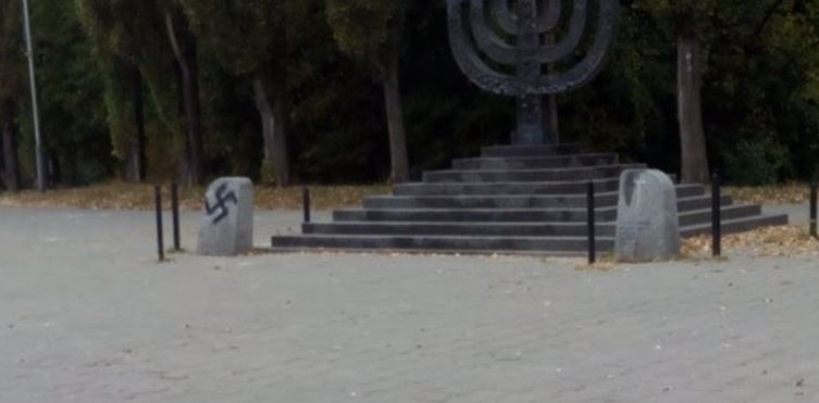 «Смерть ж*дам» и Sieg Heil: как в Украине оскверняют еврейские памятники, пока власти бездействуют - 1 - изображение