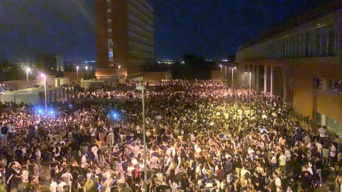 В Испании 25 тыс. студентов устроили незаконную вечеринку, несмотря на карантин (видео)