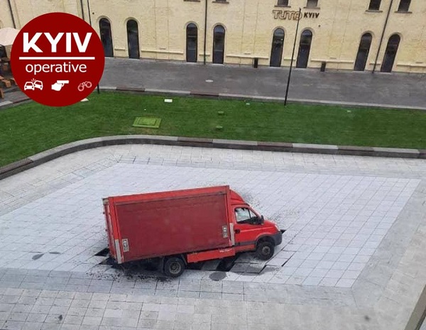 В Киеве грузовик провалился в фонтан, открытый днём ранее (фото, видео) - 4 - изображение