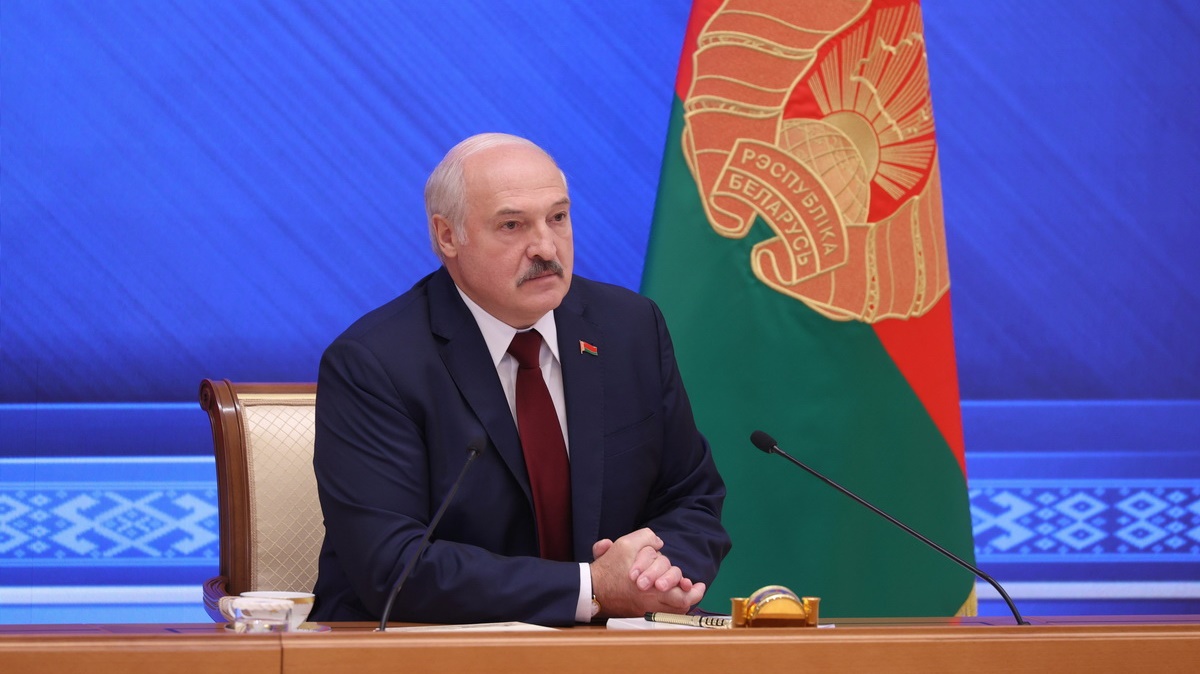 «Десятки самолетов, десятки вертолетов, может, даже С-400»: Лукашенко о военных поставках из России
